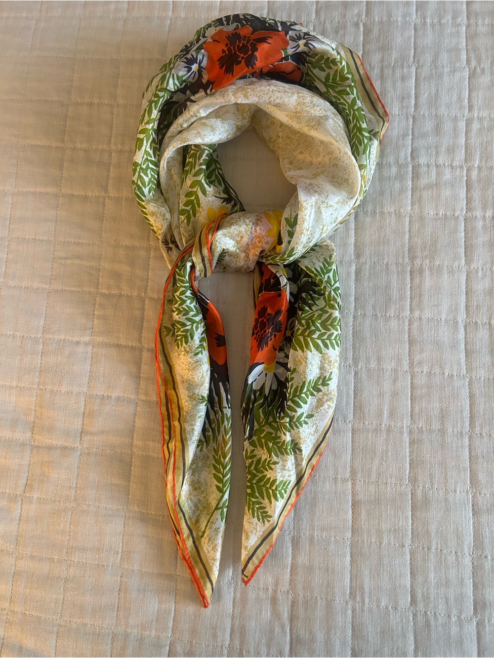 Beautiful orange poppies, daisies and lush green ferns VTG scarf🌻